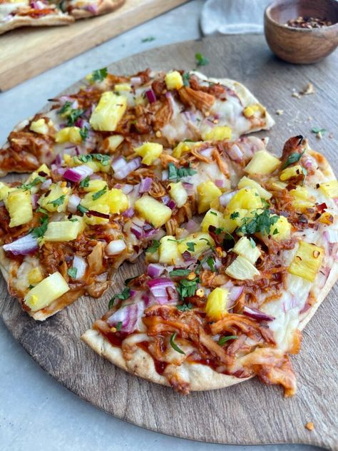 Chicken And Pineapple Pizza, Bbq Pineapple Pizza, Healthy Naan Pizza Recipes, Healthy Meals To Grill, Bbq Pineapple Flatbread, Romantic Summer Dinner Recipes, Healthy Naan Pizza, Picnic Dinner Food Ideas, Bbq Chicken Naan Pizza