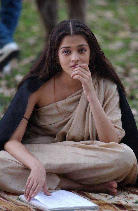 #ChokherBali Chokher Bali, Aishwarya Rai Without Makeup, Bride And Prejudice, Aishwarya Rai Pictures, Aishwarya Rai Photo, Ideal Beauty, Indian Photoshoot, Aishwarya Rai Bachchan, Vintage Bollywood