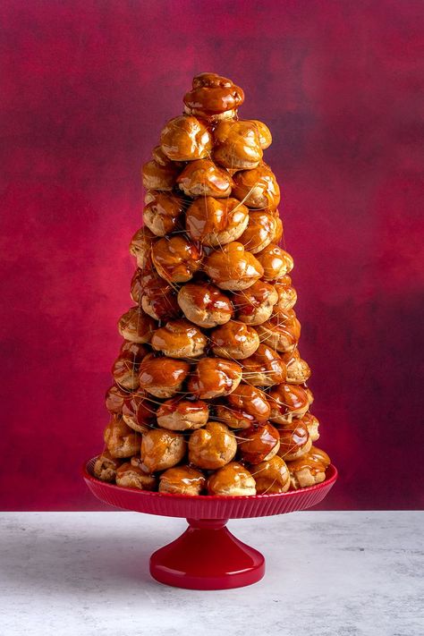 Croquembouche Recipe Easy, Croquembouche Aesthetic, Crocumboche Recipe, Croquenbuche Christmas, Croquembouche Christmas, Christmas Croquembouche, Croquembouche Tower, Wedding Croquembouche, French Food Party