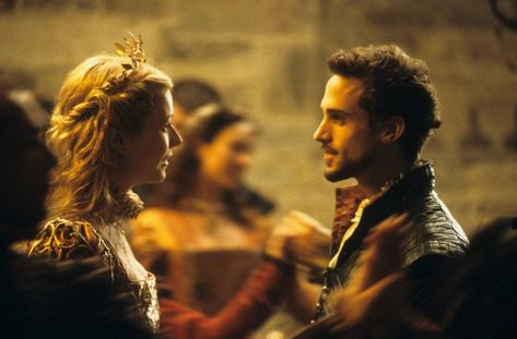 Shakespeare in Love Shakespeare In Love Movie, Best Rom Coms, Summer Movie Night, Sandy Powell, Best Romantic Comedies, Joseph Fiennes, Bridget Jones Diary, Shakespeare In Love, Film Journal