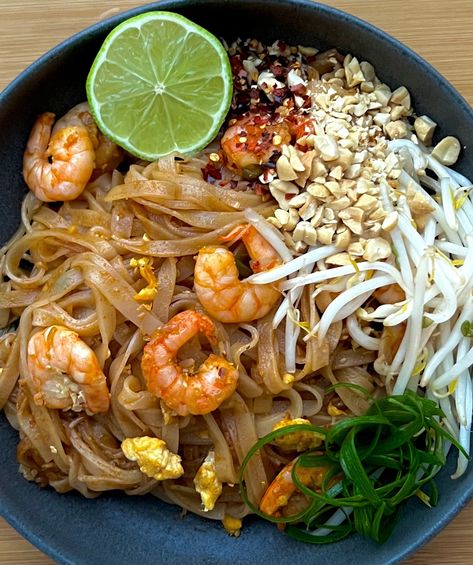 Prawn Pad Thai Thai Cuisine Photography, Thai Prawn Recipes, Thai Prawns, Prawn Pad Thai, Thai Salad Recipes, Raw Prawns, Thai Salad, Garlic Prawns, Thai Salads