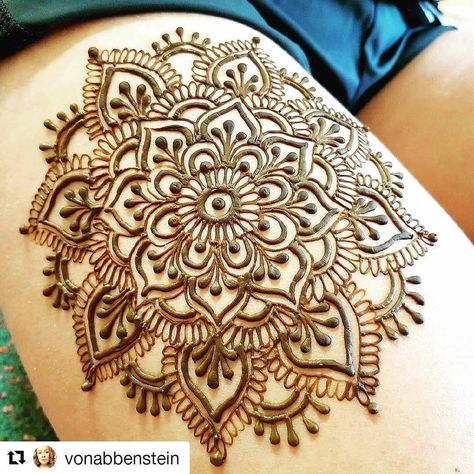 Mehndi art Paisley Tattoos, Thigh Henna, Henna Ink, Henne Tattoo, Leg Henna, Henna Inspired Tattoos, Henna Mandala, Flower Henna, Henna Tattoo Designs Simple