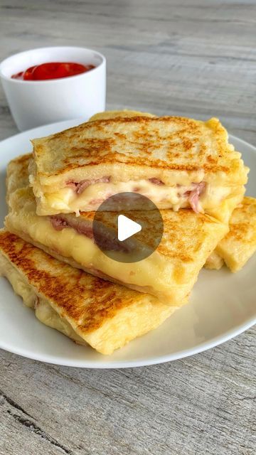 Carnivore Sandwich, Cheese And Ham Sandwich, Toasted Cheese Sandwich, Egg Cheese Sandwich, Ham Sandwich Recipes, Easy Sandwiches, Cheese Dippers, Ham And Cheese Toastie, Ham Breakfast