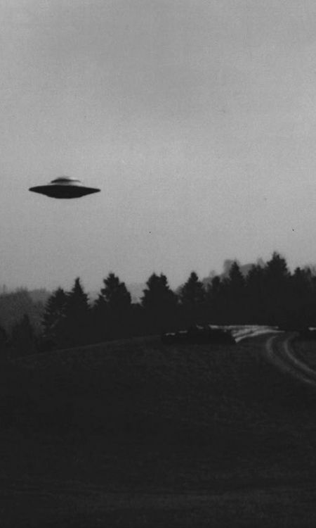 I Want to Believe Más Alien Aesthetic, Arte Alien, Aliens And Ufos, Crop Circles, Montage Photo, Alien Art, Ancient Aliens, Black And White Aesthetic, Arte Horror