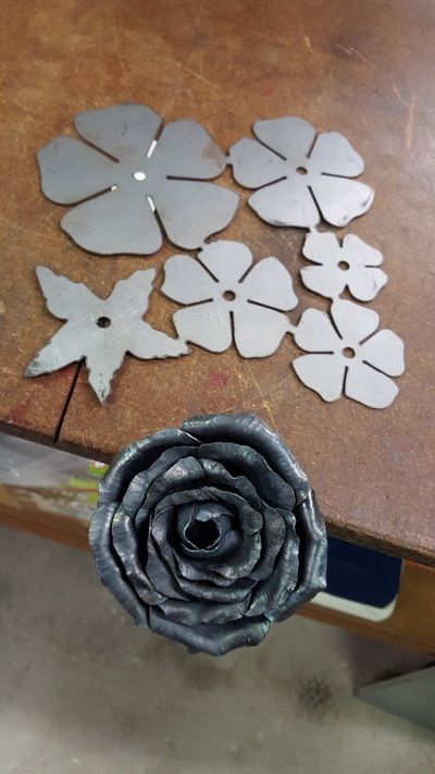 Metal Flower Art, Koti Diy, Metal Welding Art, Metal Roses, Welding Crafts, Aluminum Can Crafts, Metal Artwork Wall, Art Projects Ideas, Welding Art Projects