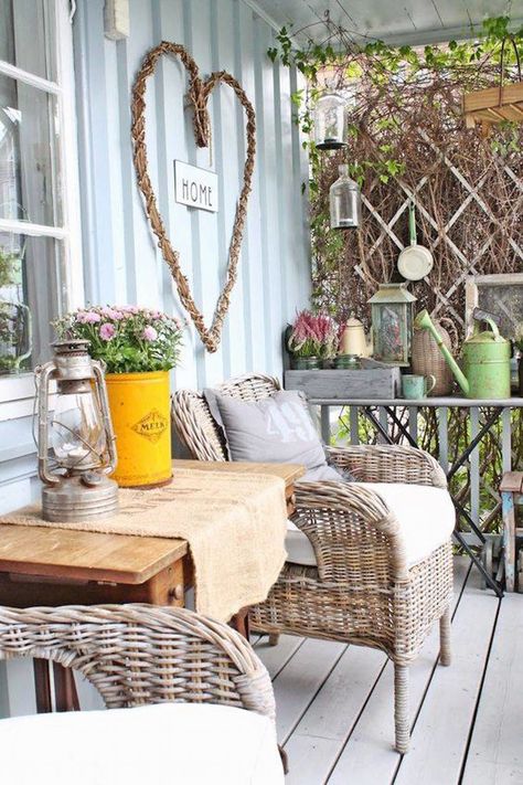 15 Magnificent Shabby Chic Porch Designs You Will Enjoy Everyday Shabby Chic Veranda, Case In Stile Country, Shabby Chic Porch, Cottage Porch, Vibeke Design, Country Porch, Porch And Balcony, Front Porch Decorating, Deck Furniture