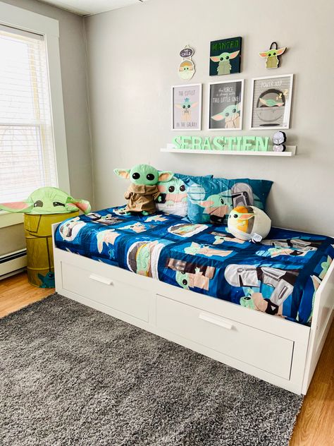 Grogu Room Ideas, Neutral Star Wars Bedroom, Mandalorian Bedroom Ideas, Baby Yoda Room Ideas, Mandalorian Nursery, Mandalorian Bedroom, Star Wars Room Boys, Baby Yoda Nursery, Star Wars Baby Room