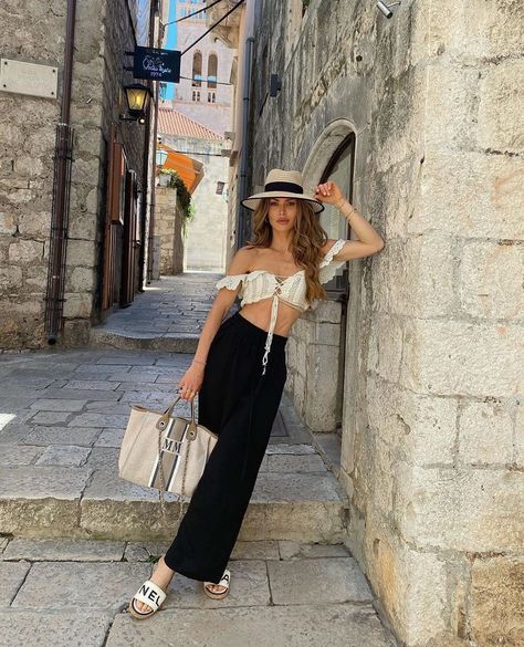 Eurotrip Outfits, Milan Outfits, Travel Outfits For Women, Rome Outfits, Travel Outfit Ideas, Spain Outfit, Comfy Travel Outfit, Outfits Paris, Vacation Outfits Women