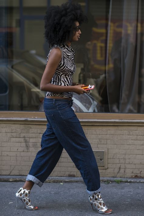 Julia Sarr Jamois, Jeans Trend, Haute Couture Paris, Walking Down The Street, How To Grow Natural Hair, Mode Jeans, Paris Fashion Week Street Style, Popsugar Fashion, Street Style Trends