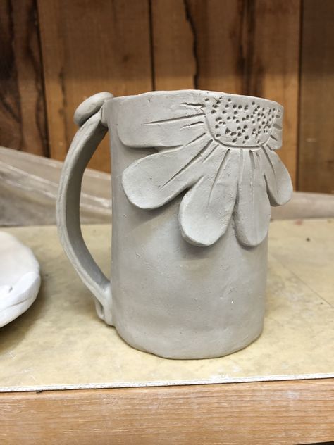 Pottery Flower Pots Ideas, Slap Ceramic Ideas, Ceramics Ideas Pottery Hand Building, Slab Mug Ideas, Pottery Cup Ideas, Coil Mug, Slab Mug, Slab Ceramics, Pottery Lessons