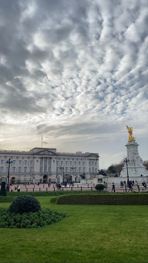 London Buckingham Palace Aesthetic, London Aesthetic Buckingham, Buckingham Palace Aesthetic, Aesthetic London Pictures, London Vibes Aesthetic, London Aesthetic Summer, London Castle, London Palace, London Buckingham Palace