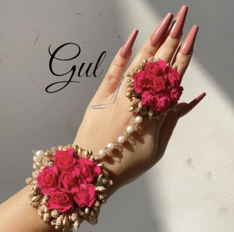 #floraljewellery #jewellery #haldijewellery #haldibridefloraljewellery #haldibride #bridalfloraljewellery #floralinspo #floraljewelleryideas #mehndifloraljewellery #mahendi #floweraccessories Gaye Holud Jewelry Flower, Haldi Jewellery Bridal Flowers, Gajra Bangles, Artificial Flower Jewellery, Jewellery For Haldi, Flower Gajra, Bride Fashion Photography, Flower Jewellery For Haldi, Flower Jewellery For Mehndi