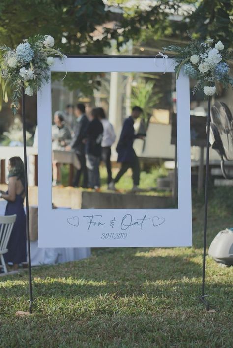 Wedding Photo Prop, Picture Frames Standing, Reception Backdrop, Photo Frame Prop, Photo Backdrop Wedding, Framed Wedding Photos, Boda Mexicana, Wedding Photo Props, Photo Booth Frame