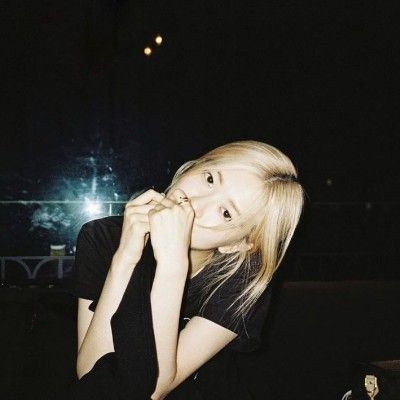 ⠀ Are We Still Friends, Blackpink Rosé Aesthetic, Rosé Aesthetic Blackpink, Rosé Girlfriend Material, Rosé Blackpink Aesthetic, Jenny Rose, Secret Photo, Rose And Rosie, Cute Black Wallpaper