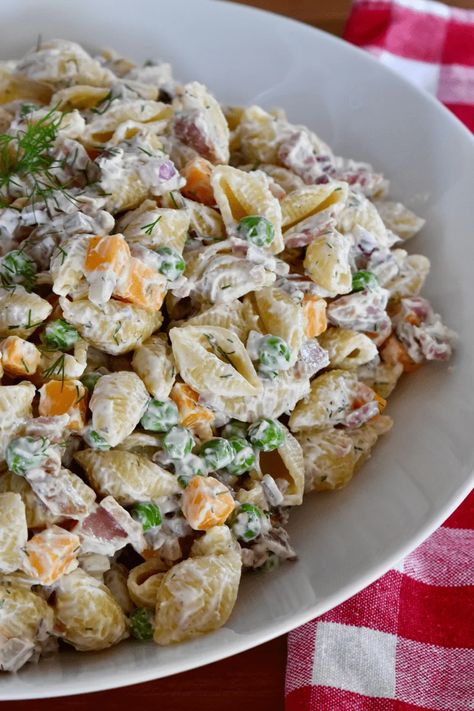 Ham Pasta Salad made with peas, cheddar cheese, dill, and a delicious greek yogurt and may dressing is sure to be your new favorite pasta salad. Plus, it's ready in just minutes and a great way to use leftover ham! #hampastasalad #leftoverham Bruschetta Salad Recipe, Pasta Ham, Sausage Kale Pasta, Ham Pasta Salad, Kale Pasta Recipe, Favorite Pasta Salad, Pasta With Mayonnaise, Ham Pasta, Classic Pasta Salad