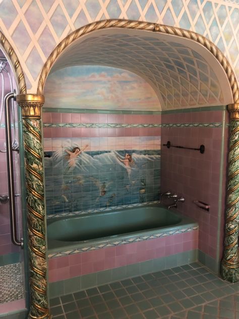 Ethereal Bathroom, Pink Vintage Bathroom, 60s Bathroom, 1980s House, Seashell Bathroom, Funky House, Deco Bathroom, Vintage Bathrooms, Cute Bedroom Decor