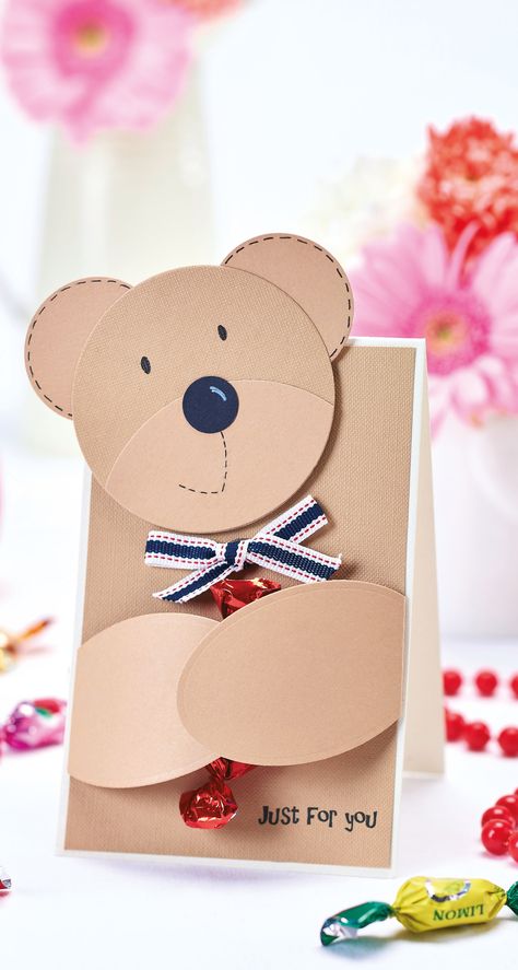 Bear hugs! Craft this adorable teddy card for free in three simple steps at papercraftermagazine.co.uk Mother's Day Cards Handmade Simple, Teacher Birthday Card, Saint Valentin Diy, Valentines Bricolage, Diy Mother's Day Crafts, Anniversaire Diy, Teacher Birthday Gifts, Easy Cards, Bear Card