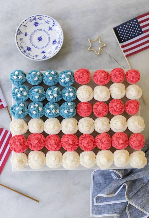 Flag Cupcake Cake, 4th July Food, Cupcake Flags, Chocolate And Vanilla Cake, July Desserts, Patriotic Desserts, 4th Of July Cake, Blue Cupcakes, 4th Of July Desserts