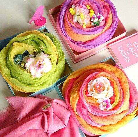 How to gift a scarf as a ROSE! Scarf Packaging, Scarf Display, Homemade Gift Baskets, Diy Gifts To Sell, Scarf Storage, Honey Shop, Fabric Photography, Birthday Diy, Scarf Gift