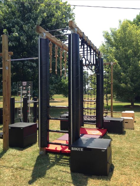 Monkey bars + another view Ninja Warrior Backyard, Backyard Jungle Gym, Ectomorph Workout, Backyard Obstacle Course, Backyard Gym, Ninja Warrior Course, Workout No Equipment, Diy Gym, Diy Home Gym