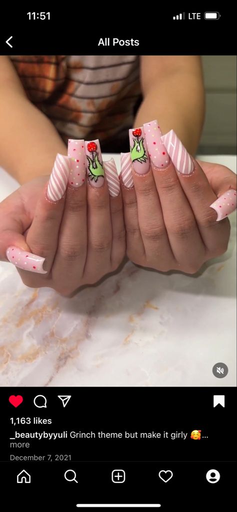 Medium Nails Acrylic Christmas, Short Grinch Nails Designs, Pregnancy Announcement Nails, Pink Grinch Nails, Pink And Green Christmas Nails, Easy Grinch Nails, Short Grinch Nails, Grinch Nails Acrylic, Plain Winter Nails