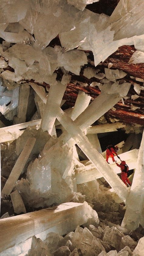 Giant Crystal, The Crystals, Geology Rocks, Crystal Cave, Rocks And Gems, Minerals And Gemstones, Large Crystals, Amazing Places, Crystals Minerals