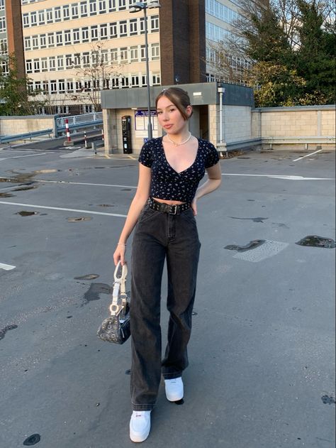 Feanne Jeans Brandy Melville, Black Jean Outfits Aesthetic, Black Vintage Jeans Outfit, Black Jeans Outfits Aesthetic, Black Mom Jean Outfits, How To Style Black Jeans Aesthetic, Mom Black Jeans Outfit, Cute Black Jean Outfits, Black Jeans Outfit 2023