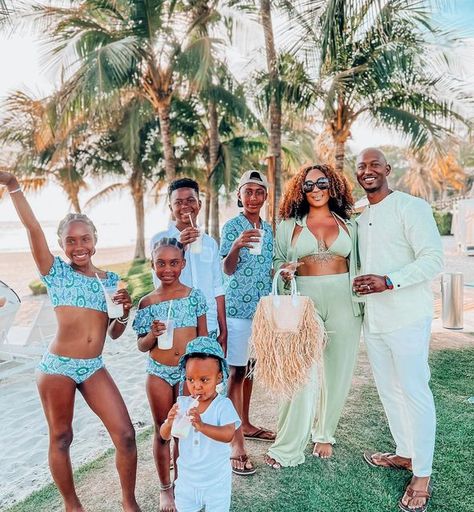 Black Family Travel Goals, Bahamas Family Photos, Family Walk Aesthetic, Black Family Vacation, Family Visionboard, Family Trip Aesthetic, Family Vacation Aesthetic, Family Time Aesthetic, Black Family Travel