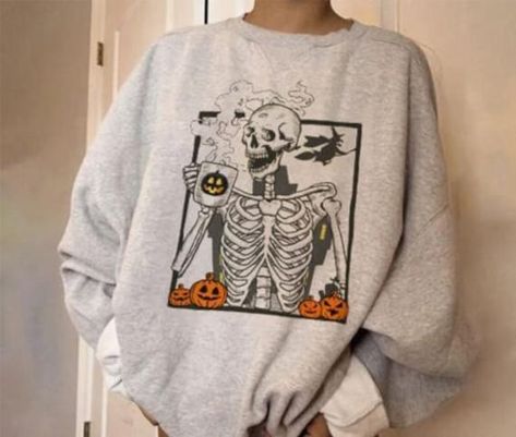 Veselý Halloween, Coffee Skeleton, Halloween Collar, Pumpkin Skull, Skull Sweatshirt, Halloween Tattoo, Outfit Invierno, Skull Halloween, Skeleton Shirt