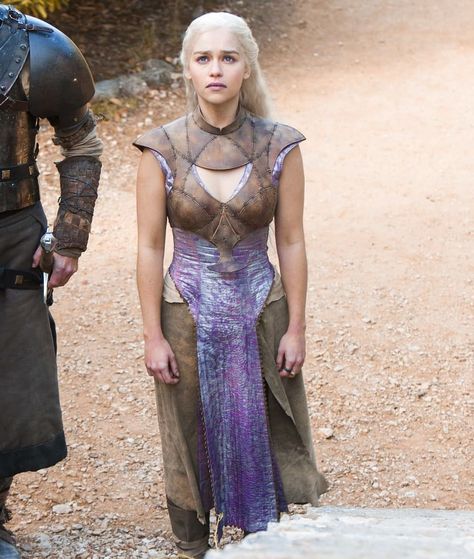 Danarys Targaryen, Daenerys Targaryen Outfits, Daenerys Hair, Daenerys Targaryen Costume, Daenerys Targaryen Dress, Movie Fashion Outfits, Barbarian Woman, Game Of Thrones Dress, Game Of Thrones Outfits