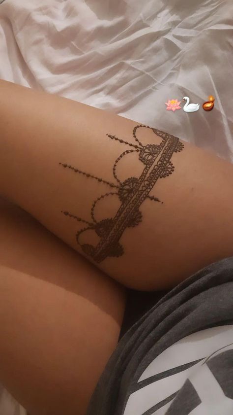 Simple Thigh Henna Designs, Henna Designs Thigh Easy, Henna Thigh Designs Easy, Easy Thigh Henna, Henna Spine Designs, Thigh Tattoos Women Minimalist, Henna Foot Designs Simple, Henna On Feet Design, Stomach Henna Designs