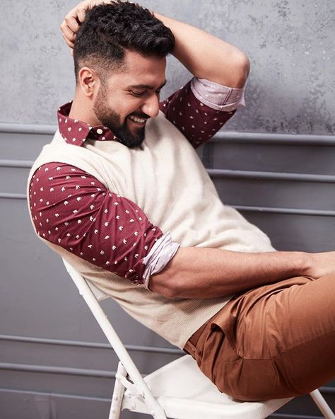 Vicky Kaushal (@vickykaushal09) • Instagram photos and videos Vicky Kaushal Haircut, Vicky Kaushal Cute, Vicky Kaushal Hairstyle, Vicky Kaushal Photoshoot, Ganu Bapa, Haircut Quotes, Portrait Men, Ideas Haircut, Pen Icon