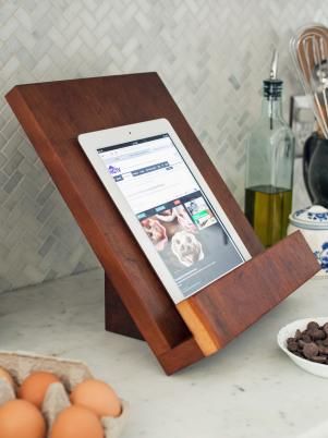 Wood Recipe Holder, Diy Wood Tablet Stand, Wooden Recipe Holder, Diy Wood Recipe Book Holder, Recipe Holder Stand, Wood Recipe Book Holder, Diy Recipe Holder, Recipe Holders Diy Ideas, Recipe Book Holder Diy