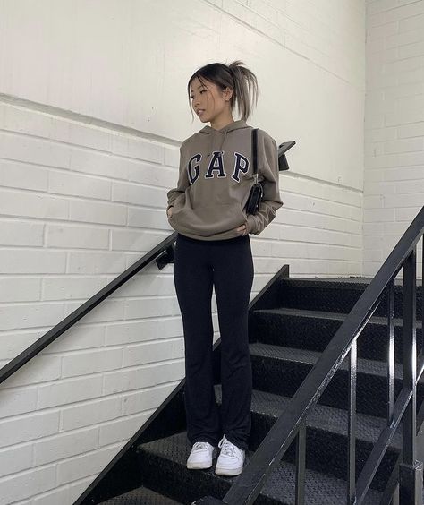 Gap Crewneck Outfit, School Fits Cold, Gap Outfits Aesthetic, Study Girl Outfit, School Fits 2023, Crewneck And Leggings Outfit, Oversized Crewneck Outfit, Cold Outfits For School, Trendy Cold Weather Outfits