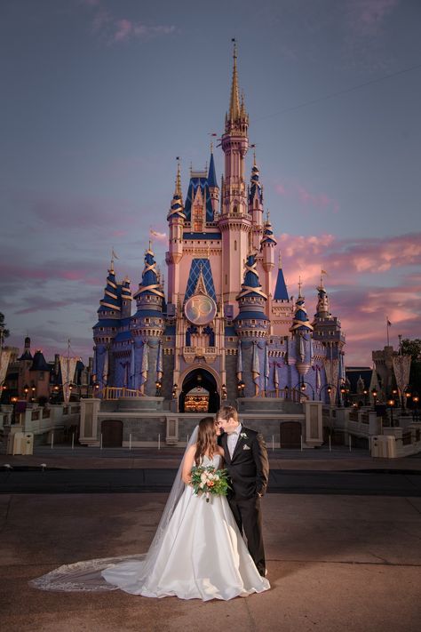 Wedding At Disneyland, Disney Wedding Photos, Disney Wedding Ideas, Princess Wedding Theme, Bisexual Wallpaper, Enchanted Dress, Disney Princess Wedding, Disney World Wedding, Wedding Dressses