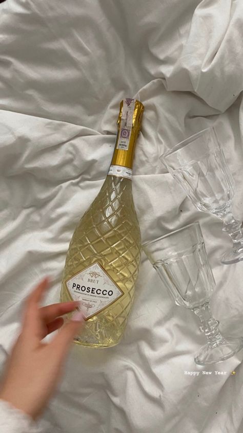 Happy new year !! Prosecco Prosecco Photoshoot, Drink Bottle Aesthetic, Prosecco Aesthetic, Wine Bottle Aesthetic, Wine Bottle Pictures, Prosecco Bottle, Cosy Aesthetic, Bath Aesthetic, French Aesthetic