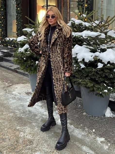 Leopard Coat Outfit Winter Style, Leopard Coat Outfit, Winter Festival Outfit, Cheetah Coat, Moda Hippie, Leopard Print Outfits, Streetwear Outfit Ideas, Leopard Coat, Cozy Winter Outfits