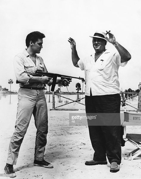 Photo of Colonel Tom PARKER and Elvis PRESLEY Elvis Presley with... News Photo | Getty Images Colonel Parker, Colonel Tom Parker, King Creole, Elvis Presley Images, Tom Parker, Elvis Presley Pictures, Elvis And Priscilla, Elvis Movies, Elvis Presley Photos