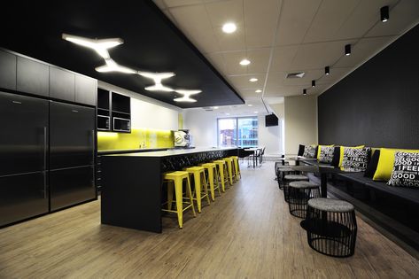 Staff break room in Mill's Oakley's new Sydney office @ 400 George St Break Room Ideas, Staff Break Room, Break Room Design, Break Room Decor, Staff Canteen, Modern Industrial Office, Staff Lounge, Office Break Room, Interior Kantor