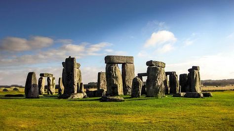 In the reading I found that each stone weighs about at least 25 tons London Tourist, Warwick Castle, Highclere Castle, Places In England, Chateau Versailles, Empire Romain, Oxford England, Tourist Sites, Salford