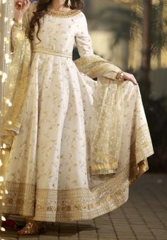 Off White Anarkali Dress, White And Gold Anarkali, Vmas Red Carpet Outfit, Wedding Anarkali Dress, White Anarkali Dress, Gold Anarkali, Anarkali Design, Off White Anarkali, Anarkali Designs