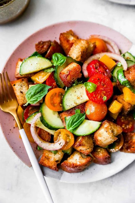 Panzanella Salad {Italian Bread Salad} - Two Peas & Their Pod Easy Dressing Recipe, Italian Bread Salad, Simple Balsamic Vinaigrette, Panzanella Recipe, Two Peas And Their Pod, Side Veggies, Crouton Salad, Party Salad, Vegetarian Lunches