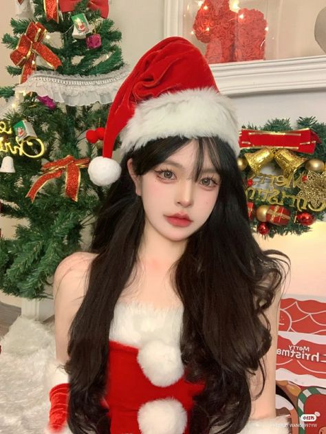 Korean Christmas Outfit, Medium Length Haircut Bangs, Haircut Bangs, Christmas Makeup Look, Christmas Shoot, Halloween Makeup Inspiration, Christmas Headband, Medium Length Haircut, Cute Friend Photos