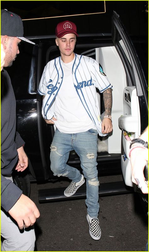 Baseball Outfits Men, Jersey Outfit Men, Vans Outfit Men, Baseball Jersey Outfit, Justin Bieber Outfits, Justin Bieber Style, Baseball Fashion, Aaron Carter, Vans Outfit