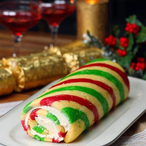 candy cane cake roll Cake Roll Recipes Christmas, Christmas Jelly Roll, Vanilla Slice Recipe, Candy Cane Cake, Twisted Food, Christmas Jelly, Jelly Roll Cake, Cake Roll Recipes, Dessert Recipies