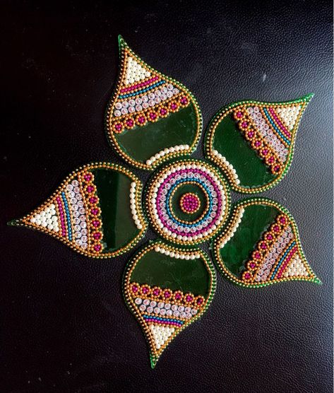 Cardboard Rangoli Designs, Kundan Rangoli Designs, Cardboard Rangoli, Rangoli Craft, Kundan Design, Rangoli Decoration, Wool Crafts Diy, Kundan Rangoli, Newspaper Crafts Diy