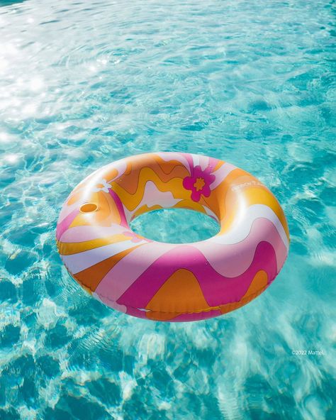 Summer Pool Floats, Luau Party Favors, Party Swimming Pool, Barbie Summer, Venice Beach California, Iconic Artwork, Summer Things, Color Dream, Malibu Barbie