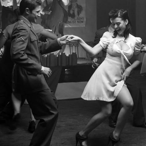 Couples Vintage, Vintage Foto's, Fotografi Vintage, Lindy Hop, Swing Dancing, Vintage Couples, Foto Art, On The Dance Floor, Old Love