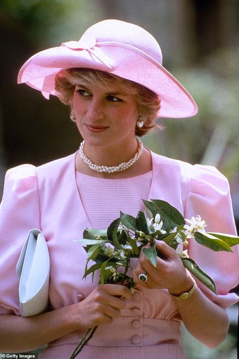 Revealed at last: Princess Diana's most discreet confidant who she affectionately nicknamed 'Collie' | Daily Mail Online Prins William, Prins Harry, Princess Diana Pictures, Catherine Walker, Queen Alexandra, Princes Diana, Diana Fashion, Diana Princess, Princess Eugenie