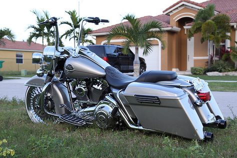 Road king by SideWalk Custom, via Flickr - repined by http://www.vikingbags.com/ #VikingBags Custom Street Glide, Harley Bagger, Moto Logo, Custom Motorcycles Harley, Road King Custom, Harley Davidson Baggers, Custom Baggers, Road King Classic, West Coast Choppers